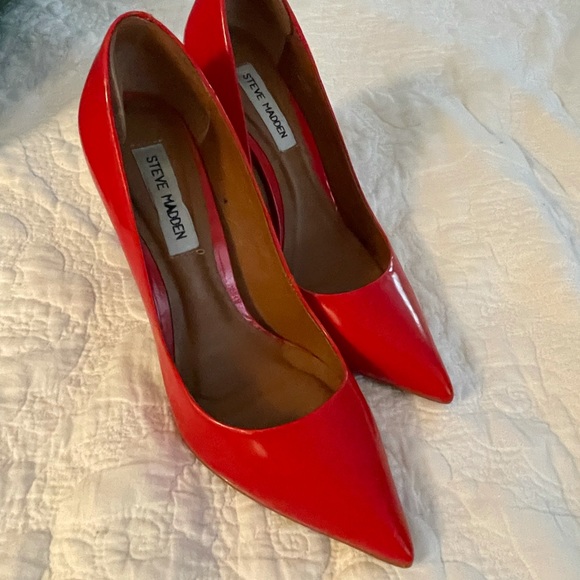 HOT red heels with a sharp toe - Picture 4 of 4